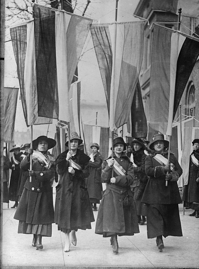 Protesting suffragettes